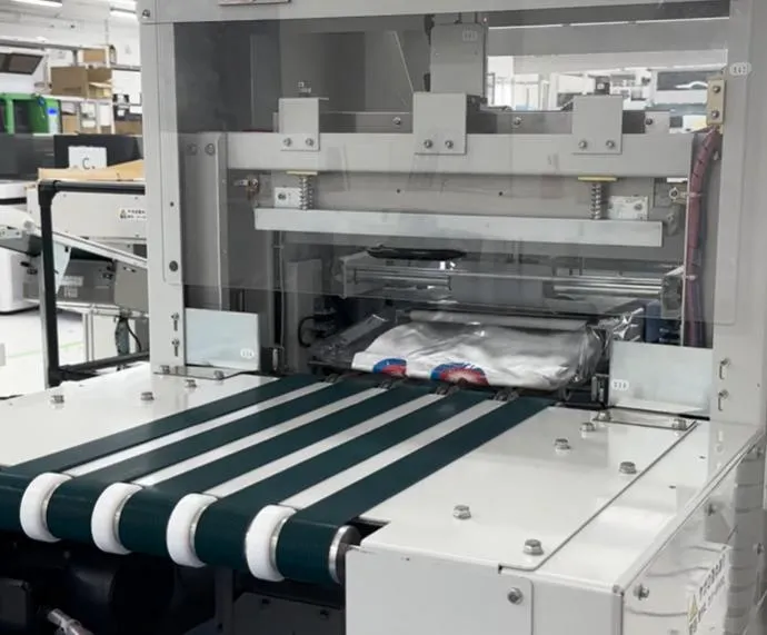 丁寧な梱包作業の様子